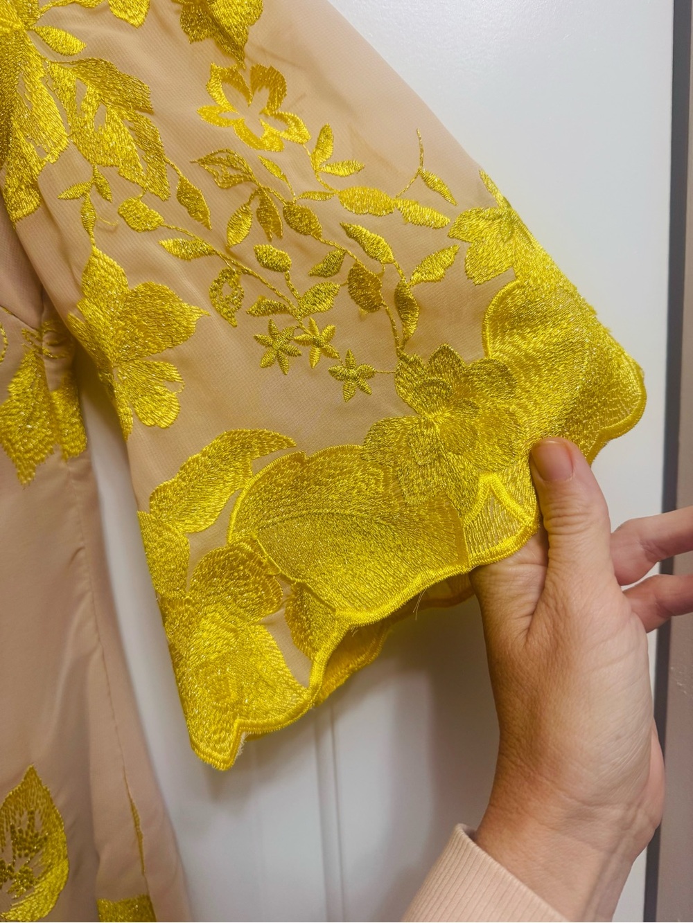 Dress the Population Embroidered Floral Shift Dress Yellow Nude Gold Medium - Picture 5 of 10